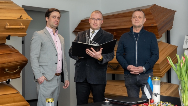 Võru Matusetalituse kollektiivi sõnul on oluline hoida kirstumatuse traditsiooni au sees ning olenemata aastaajast tehakse seda tööd austuse ja väärikusega. Võru Matusetalituse juhataja abi Malvar Vijar (vasakult), vanemmatja Allan Aasmäe ja juhatuse liige Andrus Rattasepp. Foto: AIGAR NAGEL